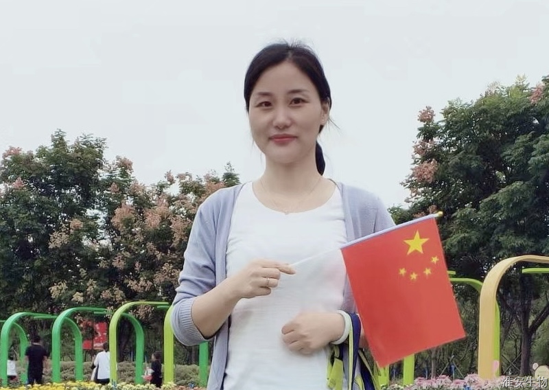 伍华丽.png