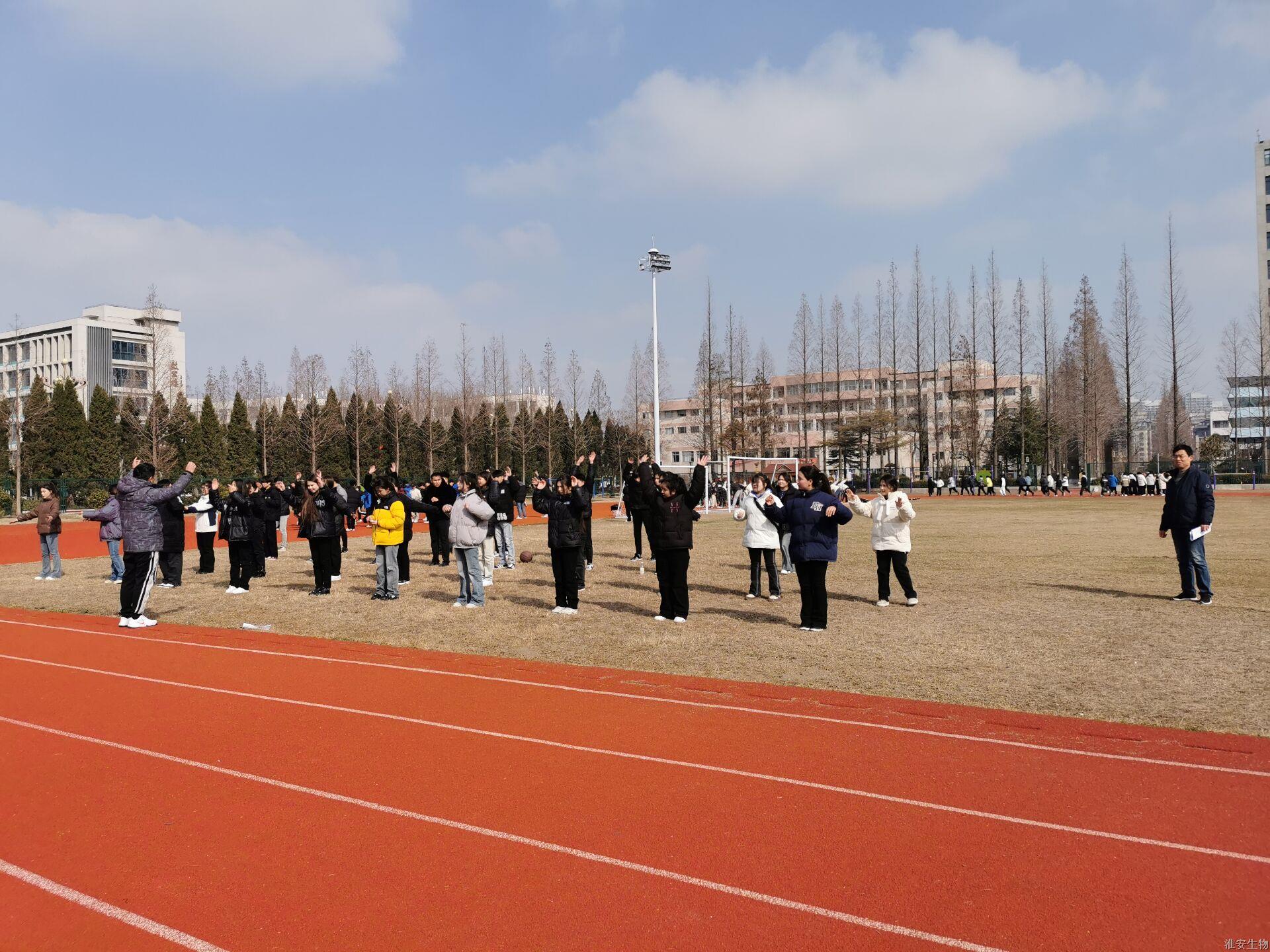 成永志听侯可体育课.jpg